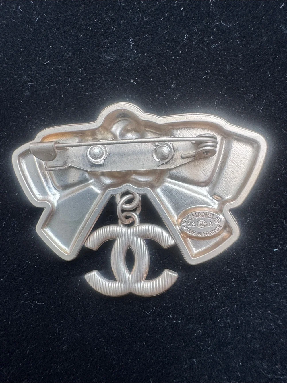 Brooch gold tone